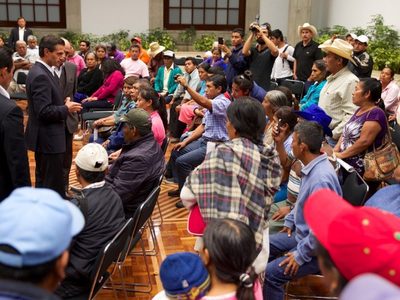 Cuando padres de desaparecidos le reclamaron a Peña... y se molestó