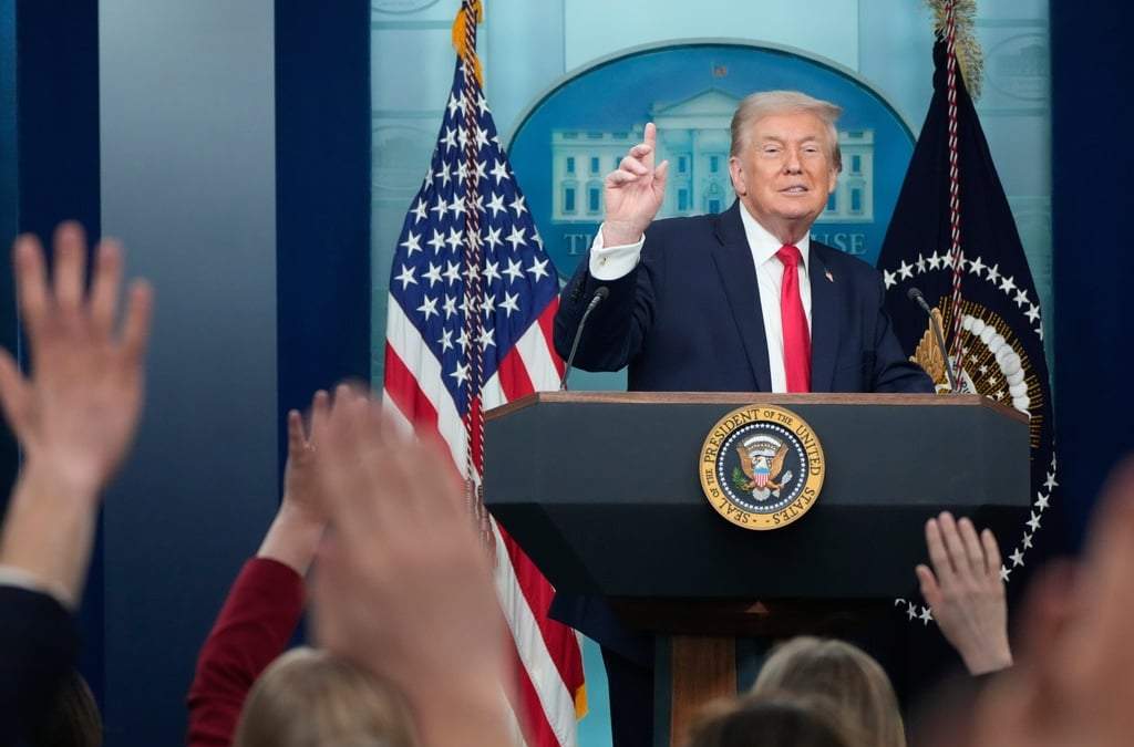Los periodistas levantan la mano mientras el presidente Donald Trump habla durante una conferencia de prensa en la Casa Blanca en Washington