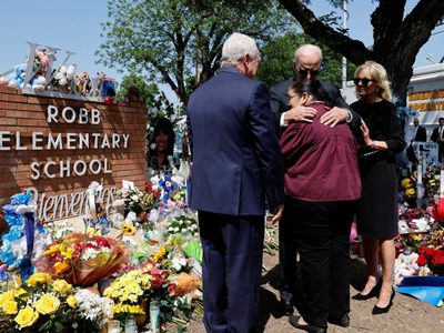 Los Biden visitan el colegio de Uvalde en el que fueron asesinadas 21 personas