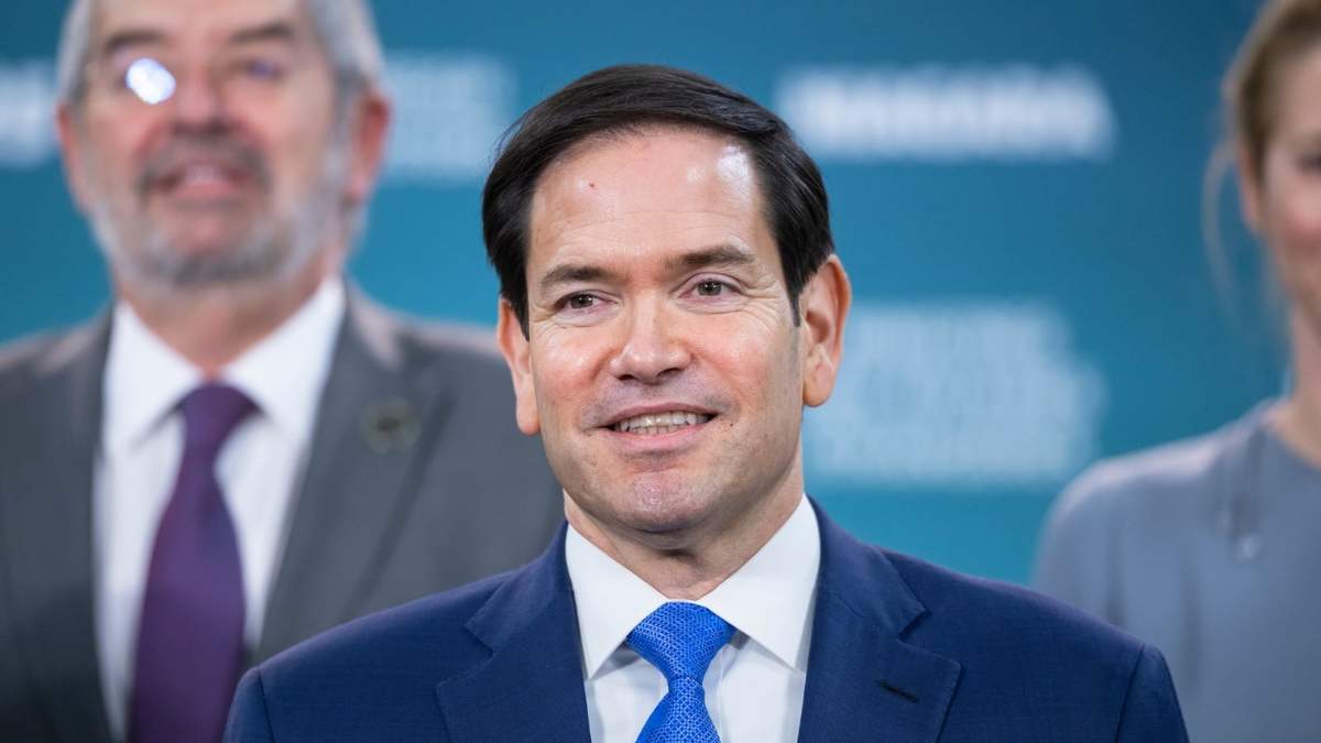 El secretario de Estado, Marco Rubio, posa para la foto de la reunión de ministros de Relaciones Exteriores del G7 en Ontario, a la que también asistió el canciller mexicano Juan Ramón de la Fuente