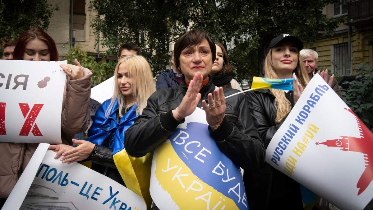 Residentes de Mariupol protestan contra el referéndum orquestado por Moscú en el este de Ucrania