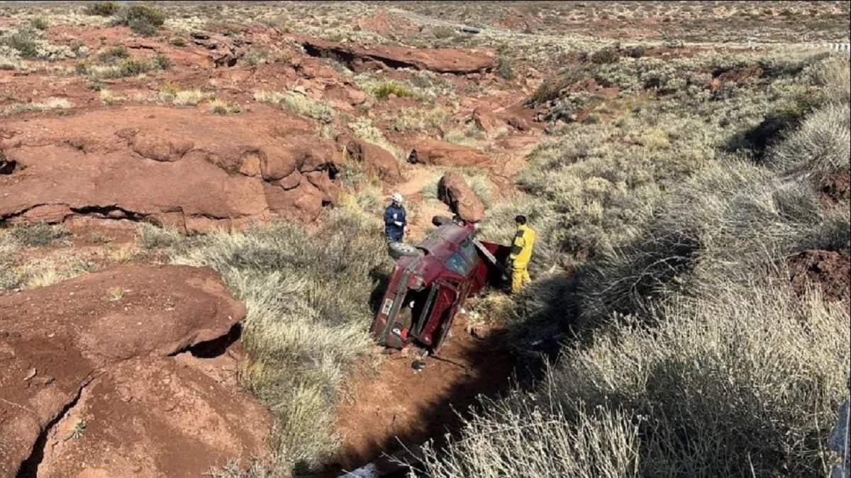 El automóvil Renault 19 quedó apoyado sobre su costado derecho en el interior del cañadón. Fuente: (RSM)