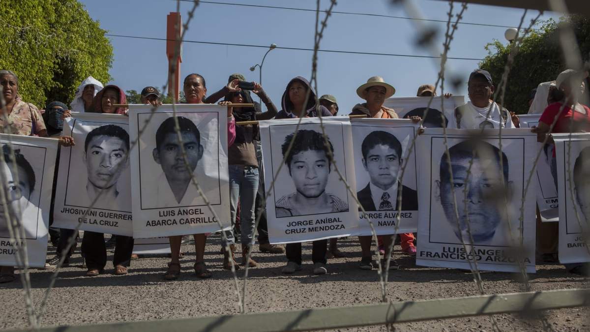 Padres de los 43 protestan frente al 27 Batallón de Infantería en Iguala