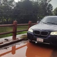 Mujer se lanza de puente a un río con sus dos hijos tras presunto hostigamiento de su suegra