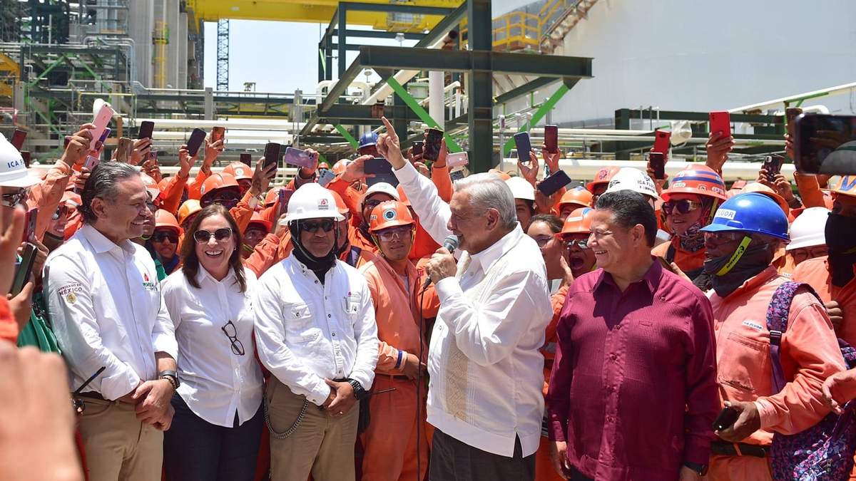AMLO en la refinería de Tula
