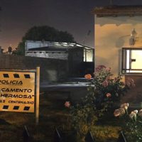 Violenta agresión a dos policías durante un procedimiento en Centenario