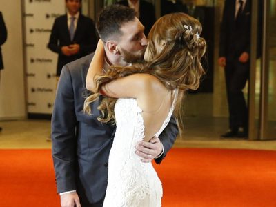 ¡Acá hay amor! El sorprendente beso de Leo Messi y Antonella Roccuzzo que arrasó en las redes