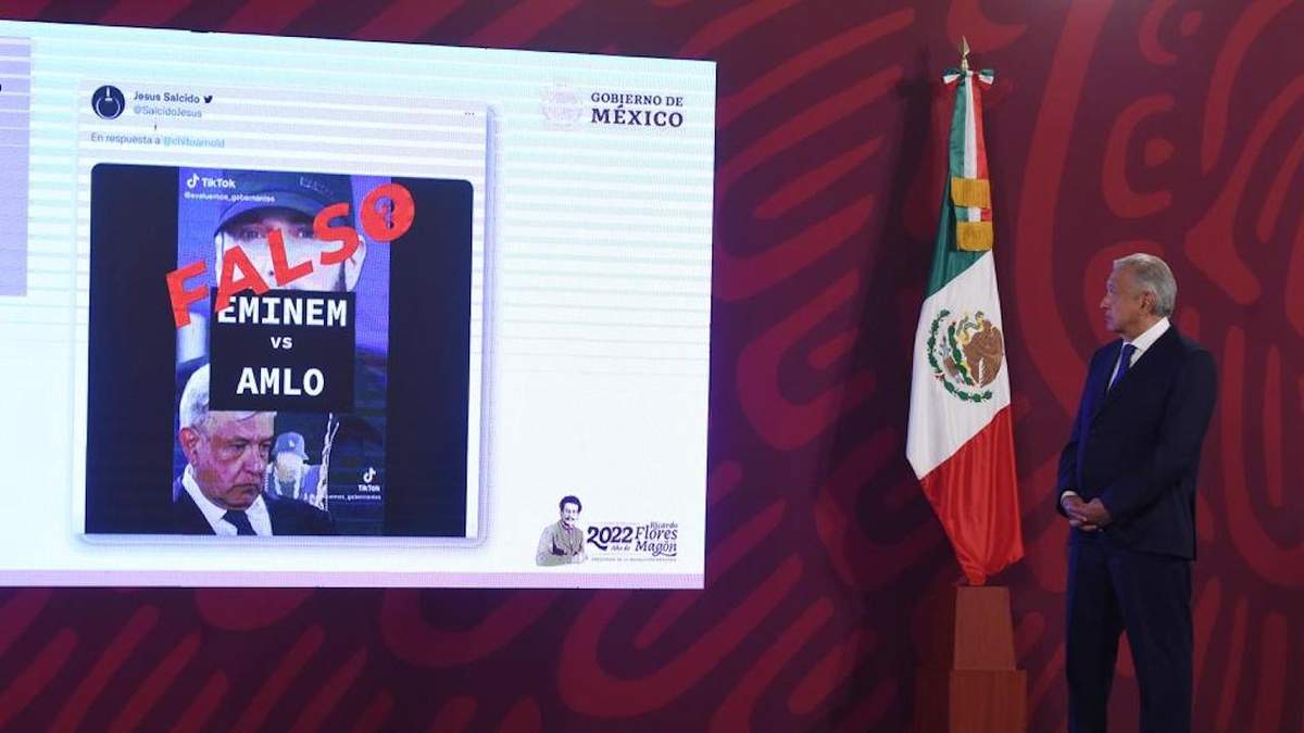 El presidente observa en la pantalla de la conferencia mañanera la ilustración sobre el supuesto rap de Eminem