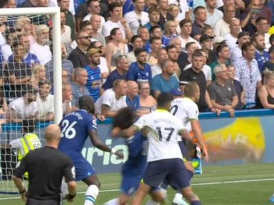 Exárbitro de la Liga Premier confiesa que no corrigió error a través del VAR (Video)