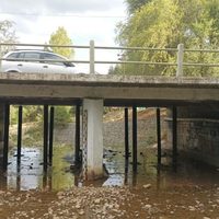 El puente del arroyo Piedritas está deteriorado y solo se sostiene con puntales de hierro