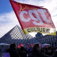 Trabajadores del Louvre votan a favor de la huelga, otro golpe al museo parisino