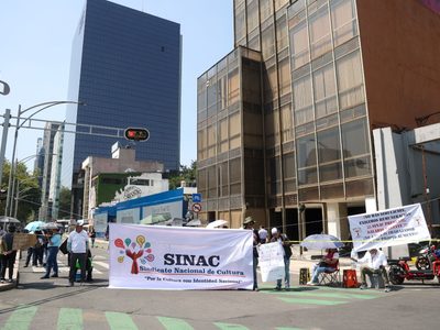 Trabajadores de Cultura paralizan Reforma e Insurgentes para exigir pagos atrasados