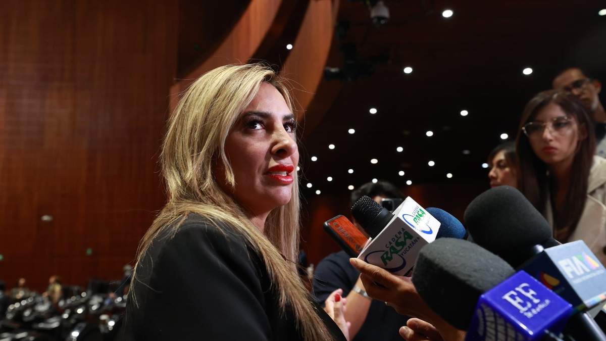 La diputada del PT, Jessica Saiden habla ante la prensa sobre su desencuentro con la morenista Gabriela Jiménez, por ocupar el lugar junto al secretario de Seguridad, Omar García Harfuch