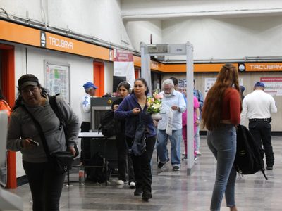 Casi 6 mil policías vigilan el Metro tras el ataque con cuchillo; seguirá igual, dicen pasajeros