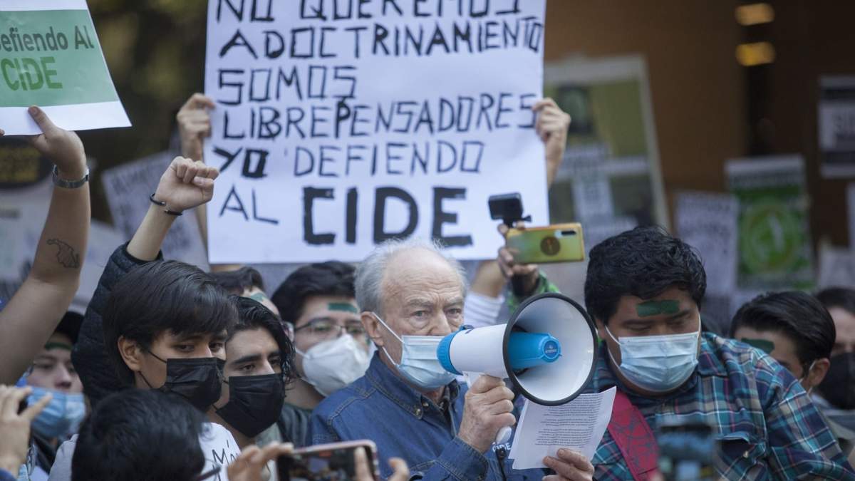 Protesta de alumnos y maestros del CIDE
