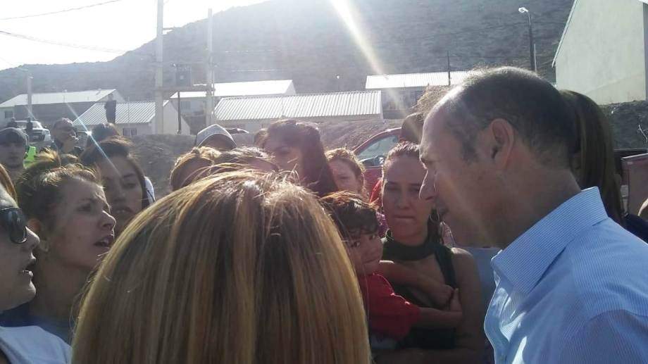 Omar Gutiérrez dialogando con las familias Fuente: (Twitter)