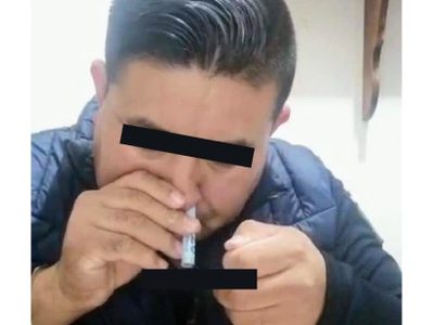 Edomex: Separan a jefe policiaco tras video donde inhala líneas de polvo blanco