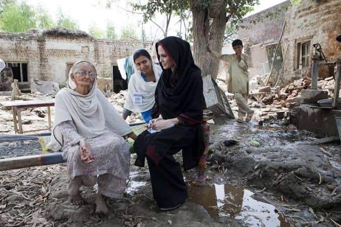 Angelina Jolie visita zonas inundadas en Pakistán
