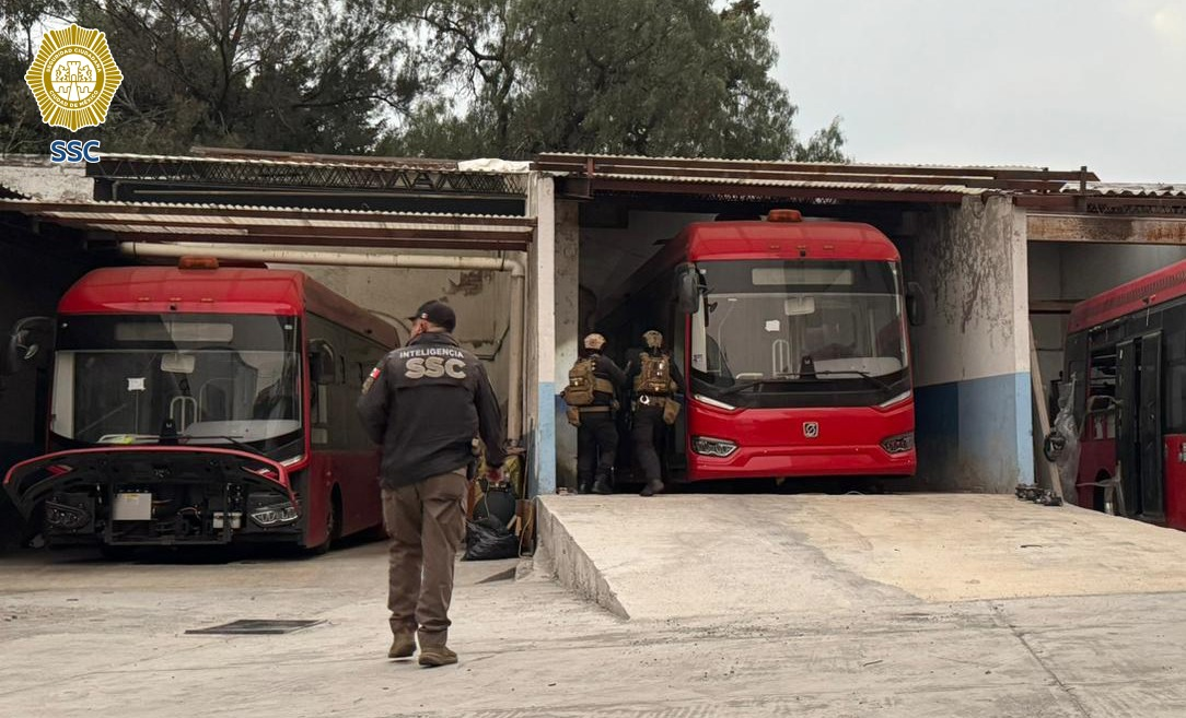 Metrobús encontrados en cateo a predio en Azcapotzalco, CDMX