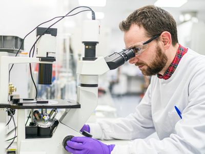 Científicos de Johnson & Johnson crearían unas 1.000 millones de vacunas contra el coronavirus