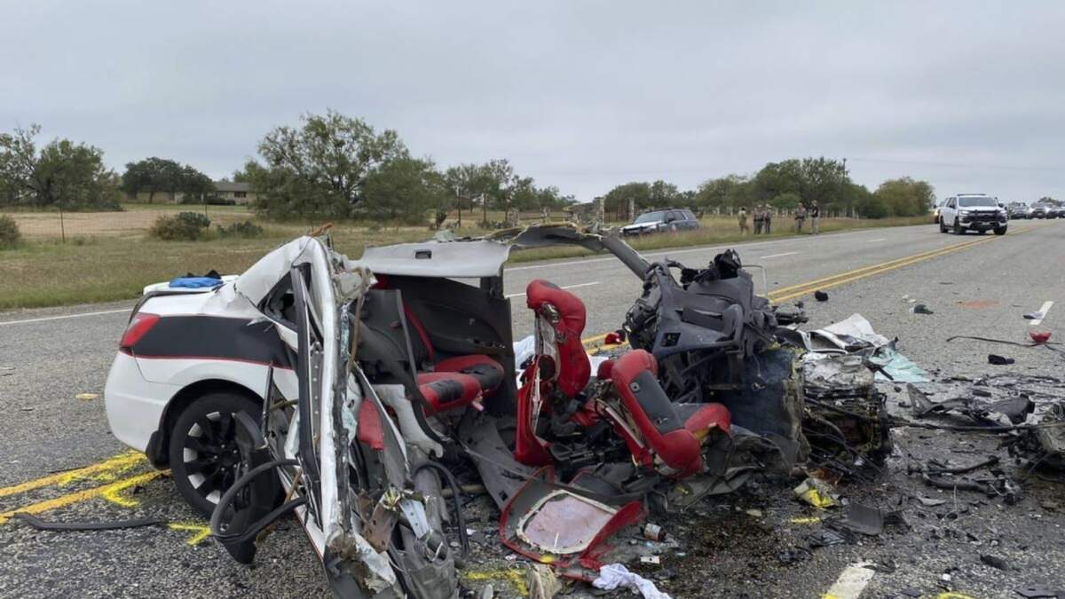 Vehículo destrozado luego del choque donde viajaban migrantes