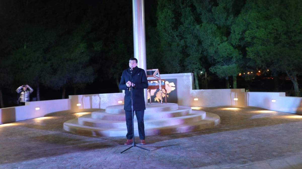 El intendente explicó que la Plaza Bicentenario busca embellecer la ciudad. Fuente (Facebook).