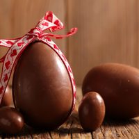 Huevos de Pascua versión tableta de chocolate: caserita, más saludable y sin tener que gastar fortuna en comprar uno