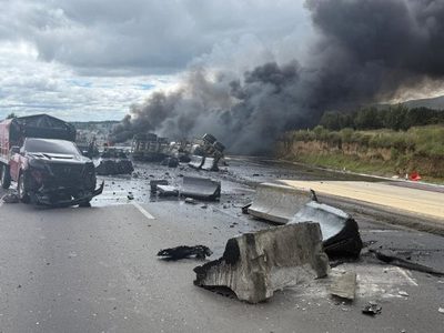 Choque entre pipa y tráiler provoca incendio y cierre de autopista México–Puebla (Videos)