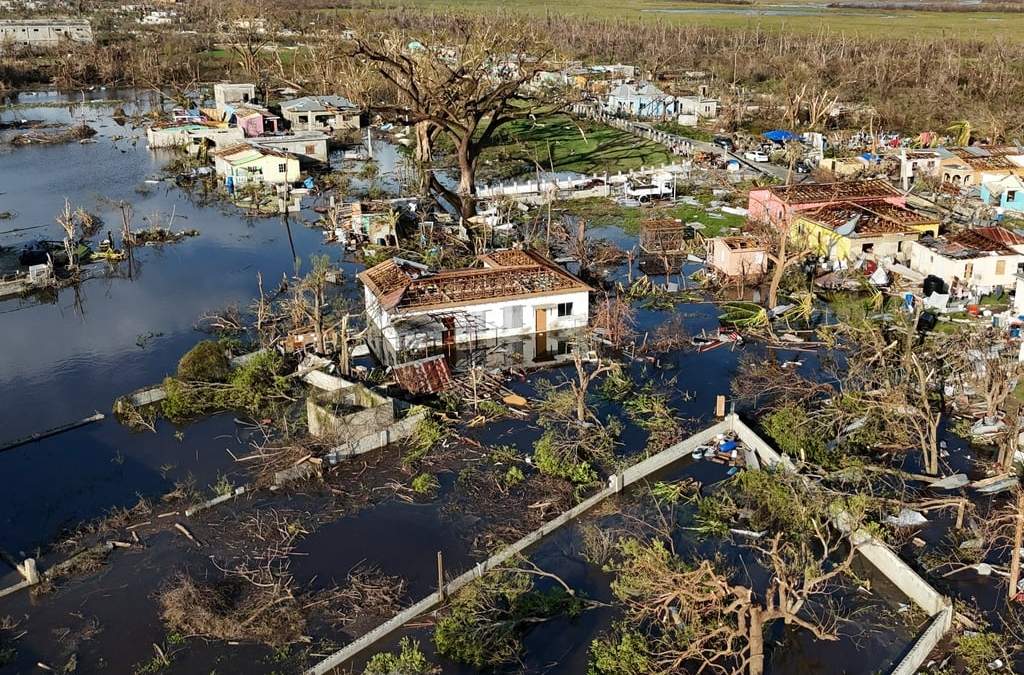 Escombros y viviendas dañadas a lo largo del río Black, Jamaica, jueves 30 de octubre de 2025, tras el huracán Melissa
