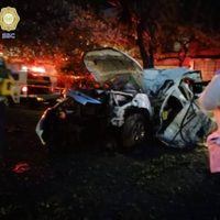 Se estrella una camioneta contra un poste en la colonia Atenor Salazar; tres muertos