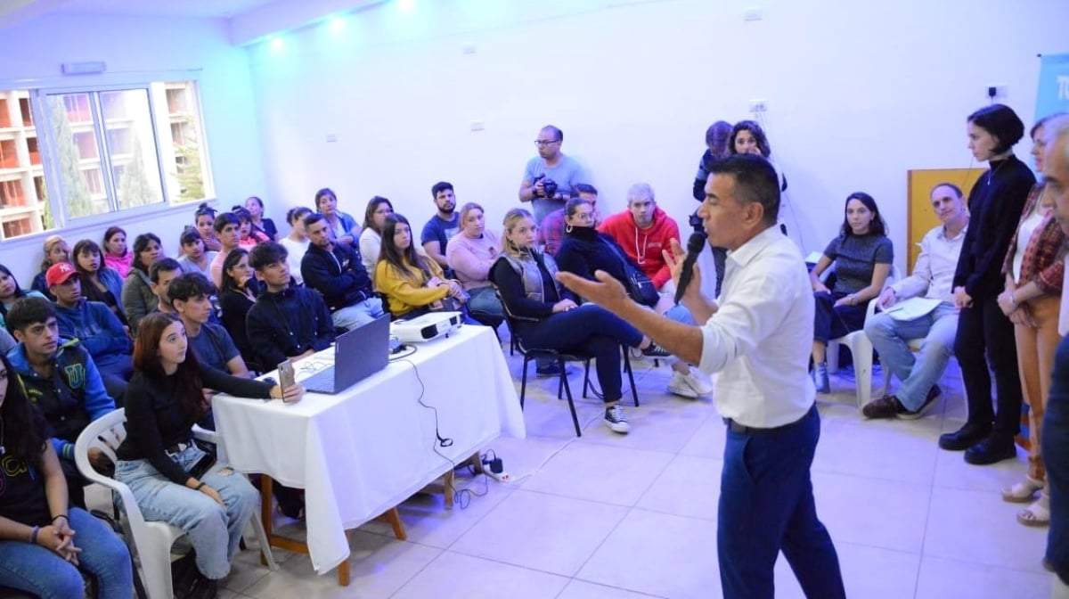 Ramón Rioseco en un encuentro con jóvenes. Fuente: (Facebook)