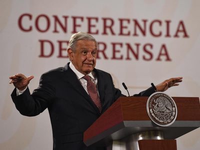 AMLO dice que la recaudación de impuestos en 2022 lo pone "muy contento"