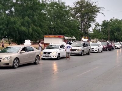 Desfilan en vehículos con globos blancos para mostrar solidaridad al personal médico