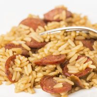 La carne y el pollo están por las nubes: resolvé la cena con este arroz con salchicha, que sabe increíble