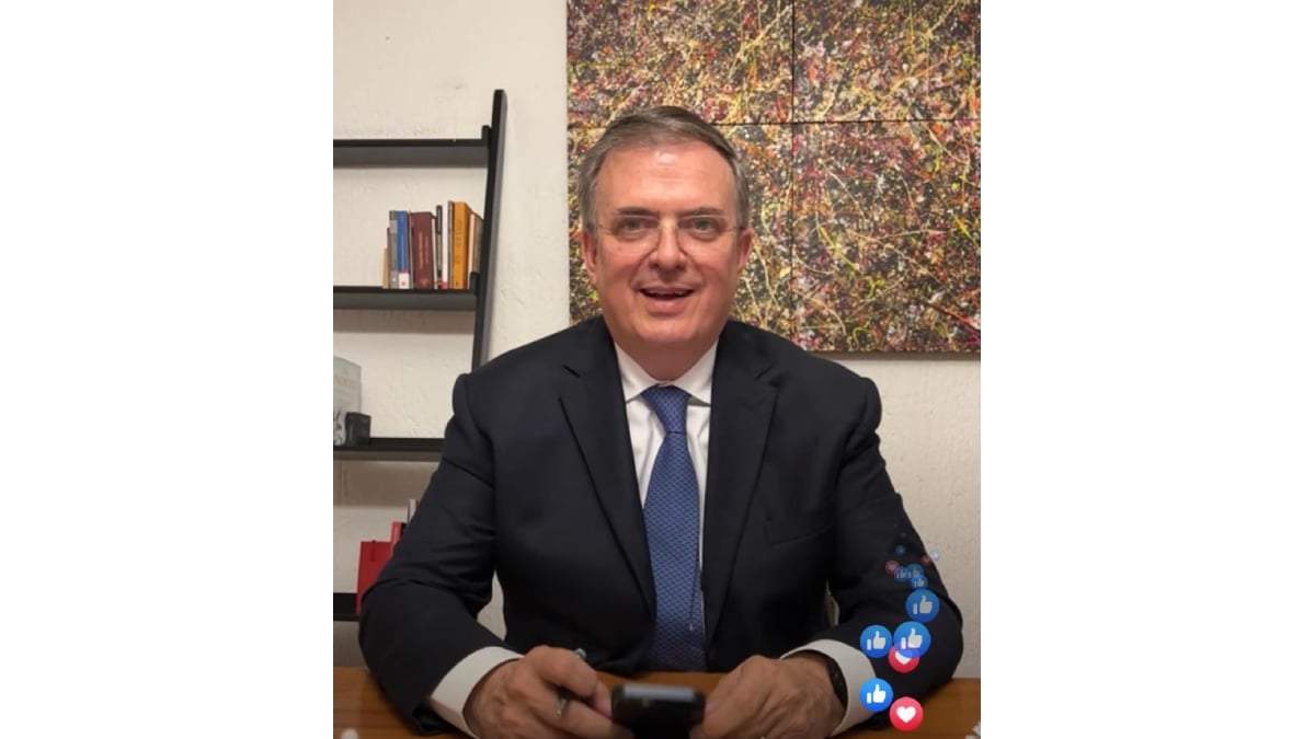 Marcelo Ebrard respondiendo preguntas que le llegaron a su Whatsapp