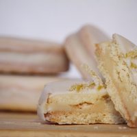 Alfajores de limón con chocolate blanco: ricos y listos en minutos para acompañar con el mate