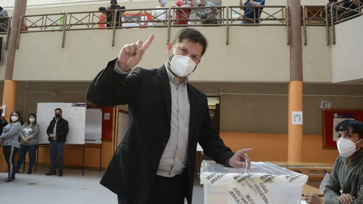 Boric al acudir a la casilla electoral este domingo