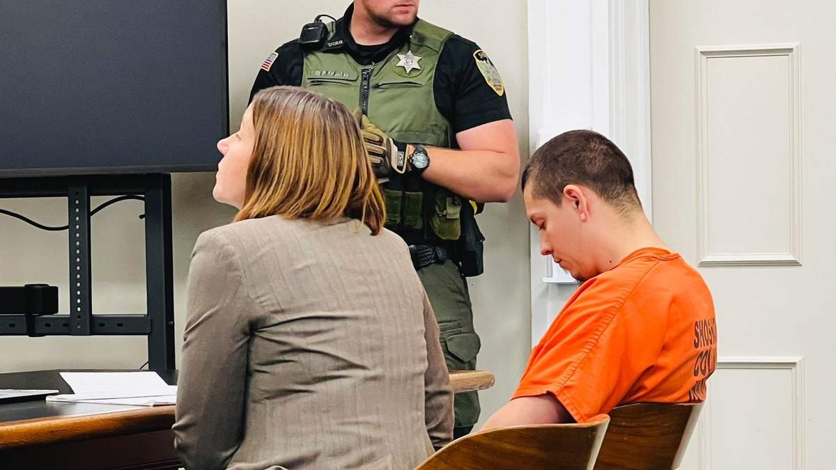 Majorjon Kaylor, de 31 años, agacha la cabeza mientras está sentado junto a su abogada defensora, Lisa Chesebro, en un tribunal de Wallace, Idaho