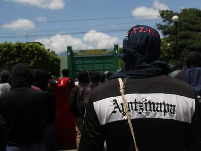 Normalistas intensifican protestas: lanzan petardos y estrellan vehículo en cuartel militar