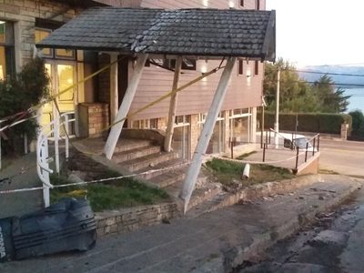Un camión incrustado en un hotel ¡Mirá como quedó!