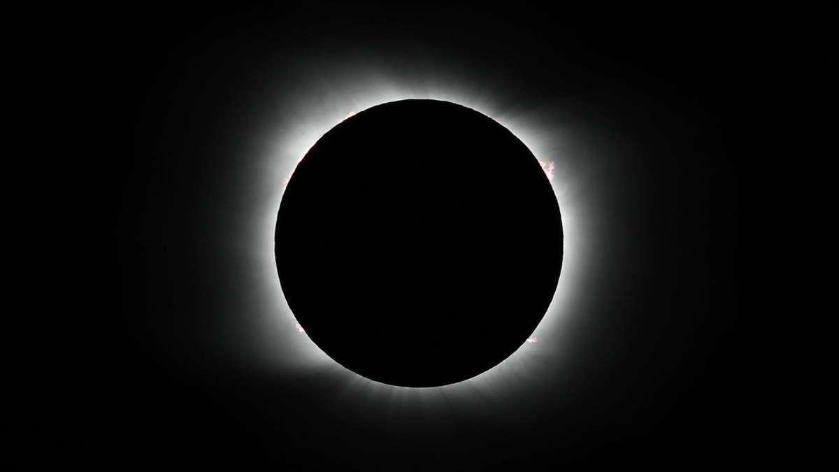 El eclipse solar total pudo apreciarse hoy en las regiones patagónicas de Argentina y Chile. Fuente: (Twitter)