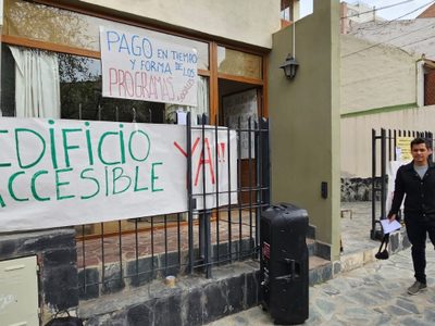 Hacinados y sin accesibilidad, así trabajan en la dependencia que da planes a adultos mayores
