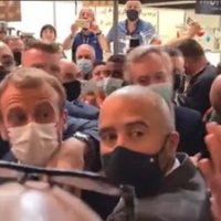 Un joven lanza un huevo a Macron en una feria (Video)