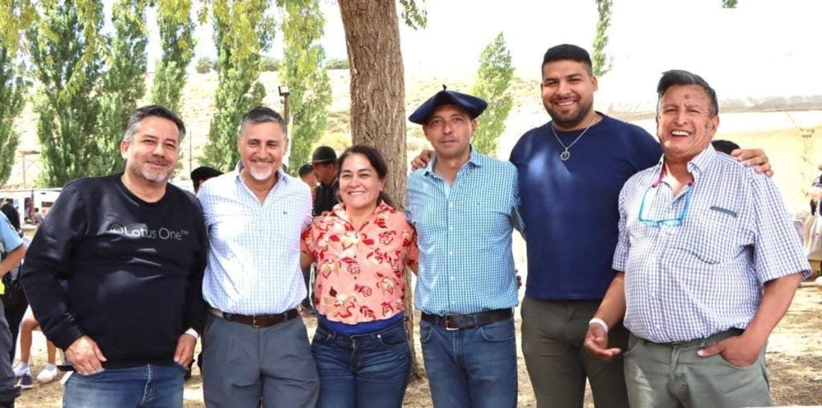 Dirigentes de UNE junto a referentes y candidatos del MPN. Fuente: (Facebook)