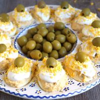 Huevos rellenos con atún: facilísimos de hacer y perfectos para picotear en una juntada