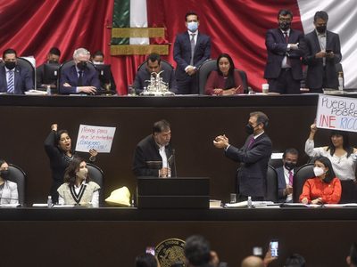 Lorenzo Córdova alborota a diputados; Noroña lo llama "violador de derechos"