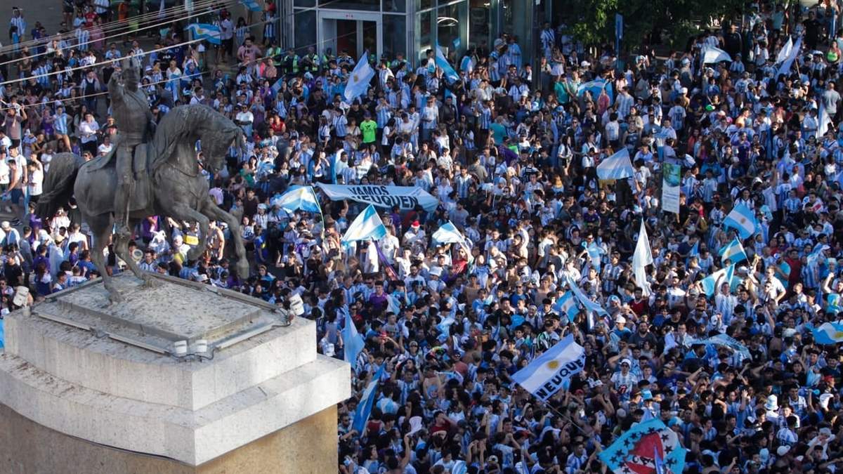 Una multitud copó el monumento al General San Martín, en Neuquén. Fuente: (Emiliano Ortiz)