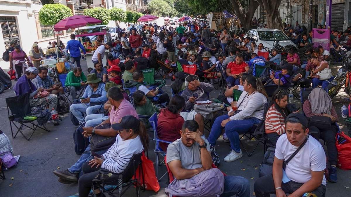El plantón de la CNTE frente a la Secretaría de Gobernación