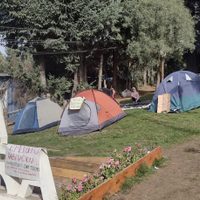 "Angosturenses sin Techo ni Tierra" se manifestaron frente al municipio de Villa La Angostura