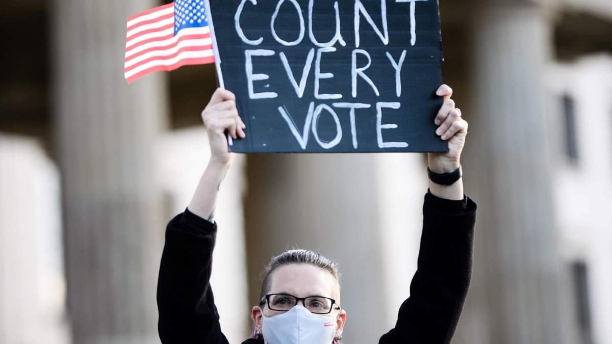 Manifestantes salieron a las calles con el lema "Cada voto cuenta", contra los intentos de Trump de impugnar ciertos votos. Fuente: (Twitter)